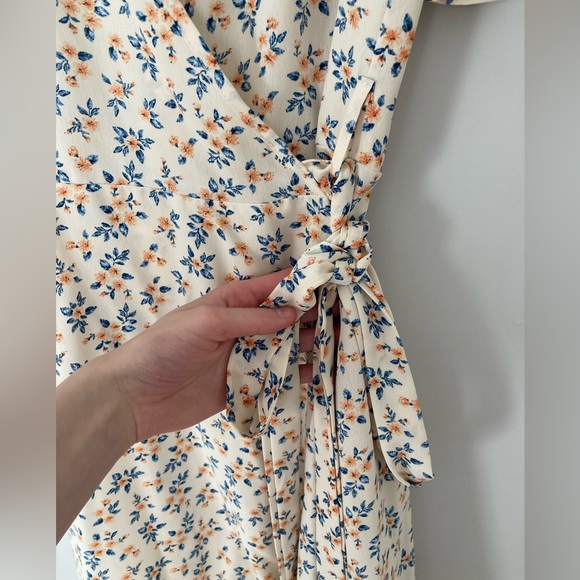 Summer Wrap Dress 🌸 - Picture 3 of 6